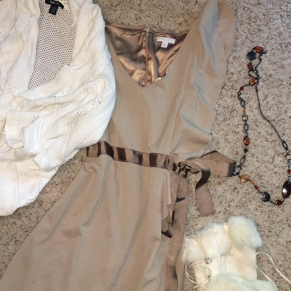 New York and Co beautiful fall/winter taupe dress